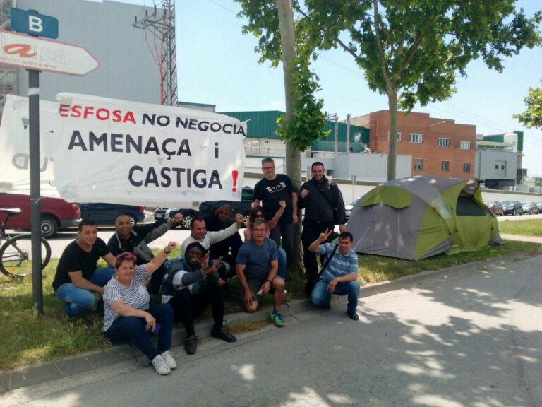 Grup de sindicalistes acampats davant l'escorxador Esfosa on no peden entrar a treballar foto: COS