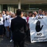 D'esquena el treballador jutjat, junt amb els membres del comitè d'empresa de TV3