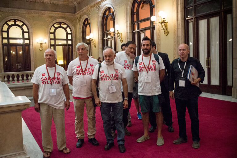 Membres del comitè d'empresa de Nylstar d'UGT al Parlament foto: SANDRA LÀZARO