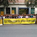 Concentració de treballadors de TUSGSAL a la porta de la seu del PSC