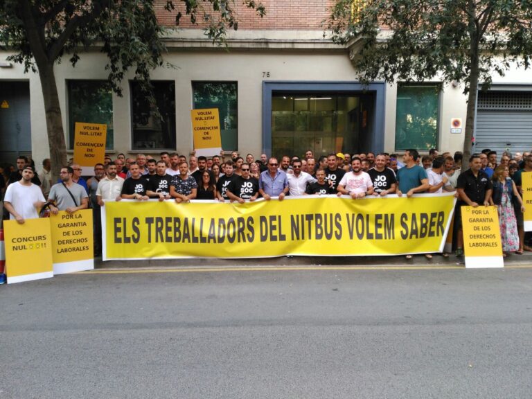 Concentració de treballadors de TUSGSAL a la porta de la seu del PSC