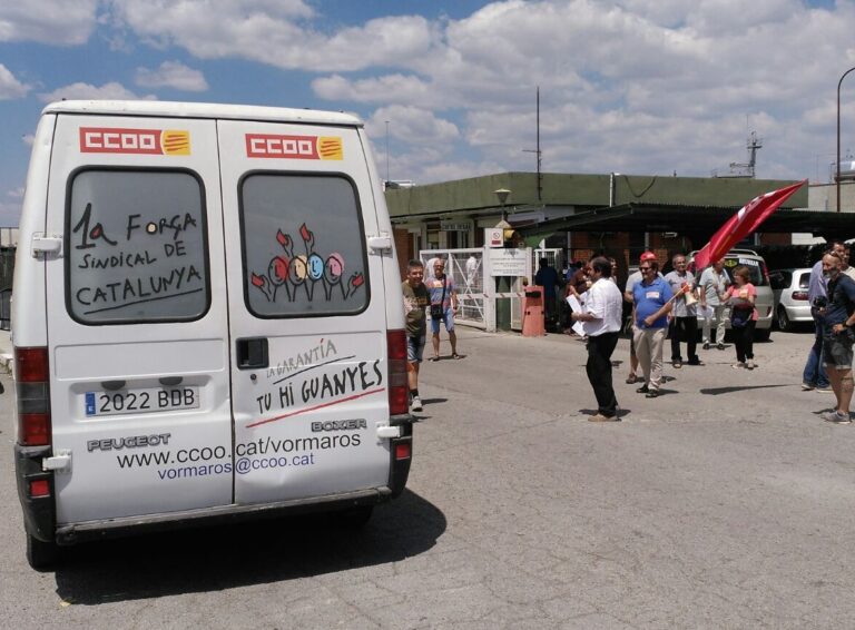 Acció informativa de CCOO a les portes d'una empresa càrnia Foto: CCOO