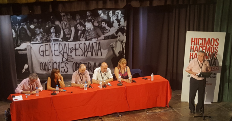 Toxo es dirigeix a l'assemblea amb l'històric cartell de l'assemblea de fa 40 anys al seu darrere