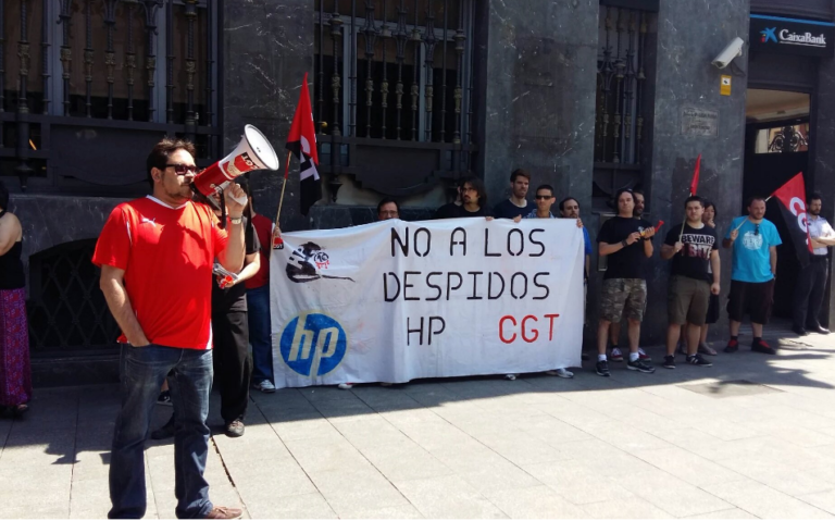 Un grup de vaguistes d'HP explica els motius de la seva acció foto : CGT-HP