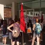 Un piquet informatiu davant les portes del MACBA, que finalment ha tancat foto: Vagaciutart