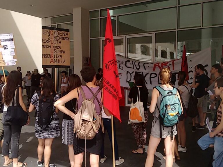 Un piquet informatiu davant les portes del MACBA, que finalment ha tancat foto: Vagaciutart