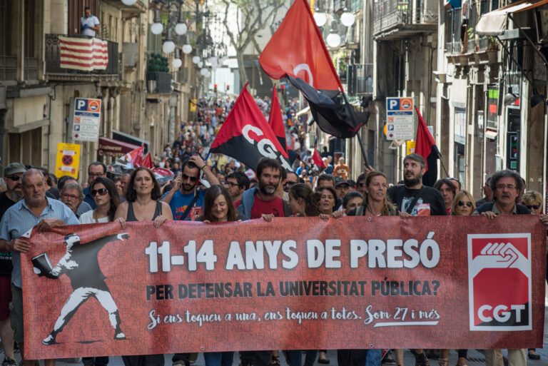 Capçalera de la manifestació al carrer de Ferran Foto: SANDRA LÁZARO