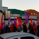 Militants i simpatitzants de la COS durant una concentració a l'escorxador Esfosa de Vic foto: COS