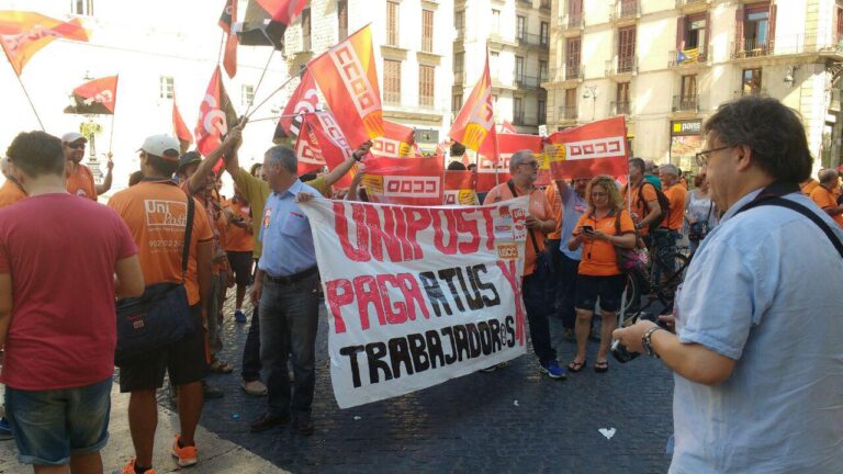 Un moment de la concentració dels operaris d'Unipost FOTO: Tomeu Ferrer