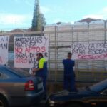 Pancartes a les tanques de l'empresa Giró per l'acomiadament de la Pilar