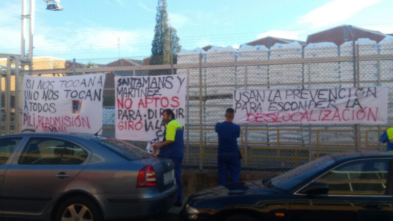 Pancartes a les tanques de l'empresa Giró per l'acomiadament de la Pilar