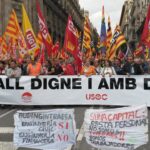 Els treballadors d'd'Audingintraesa van dur dues modestes pancartes a la manifestació pel treball digne foto: CCOO