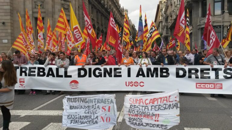 Els treballadors d'd'Audingintraesa van dur dues modestes pancartes a la manifestació pel treball digne foto: CCOO