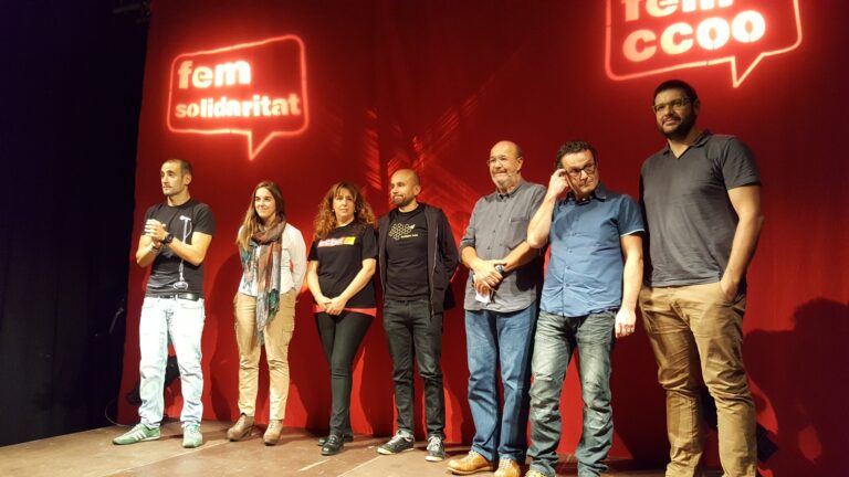 Els oradors i oradores que han pariticipa a l'assembla saluden al final de l'acte FOTO: CCOO