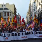Sindicalistes units per la reclamació de feina digna i amb drets a la manifestació de Barcelona foto:TOMEU FERRER