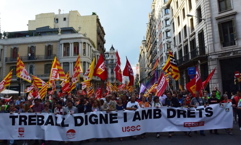 Sindicalistes units per la reclamació de feina digna i amb drets a la manifestació de Barcelona foto:TOMEU FERRER