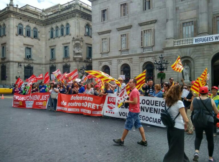 Concentració de treballadores i treballadors de Contact Centers a Plaça de Sant Jaume de Barcelona Foto. TOMEU FERRER