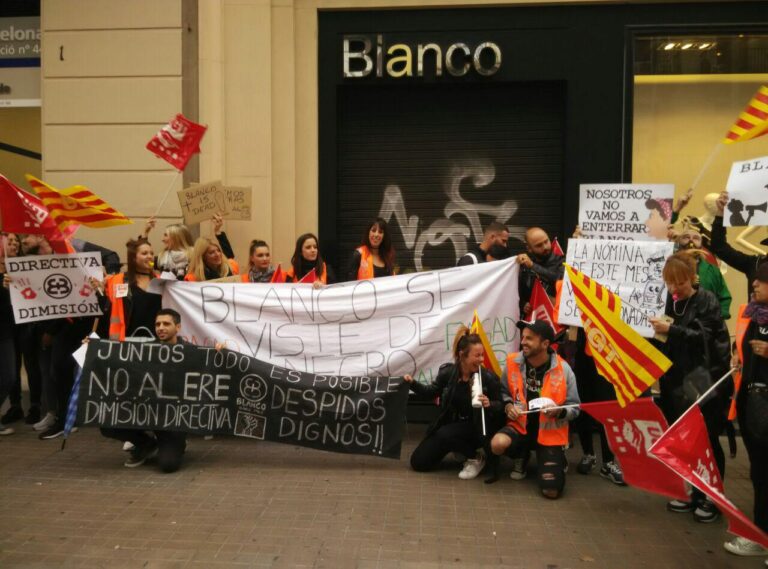 Concentració de treballadors de Blanco a la botiga del Carrer Pelai Foto: TOMEU FERRER