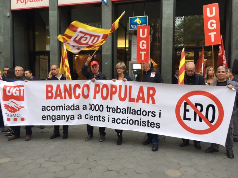 Treballadors del Banc Popular davant l'oficina del Passeig de Gràcia foto: UGT