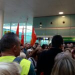 Assemblea de treballadors de Valoriza al vestíbul de l'Aeroport foto: CCOO