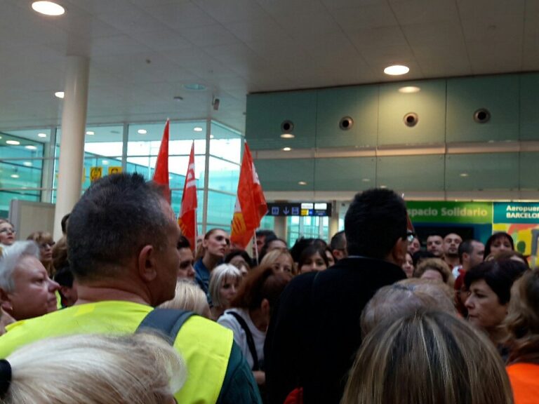 Assemblea de treballadors de Valoriza al vestíbul de l'Aeroport foto: CCOO