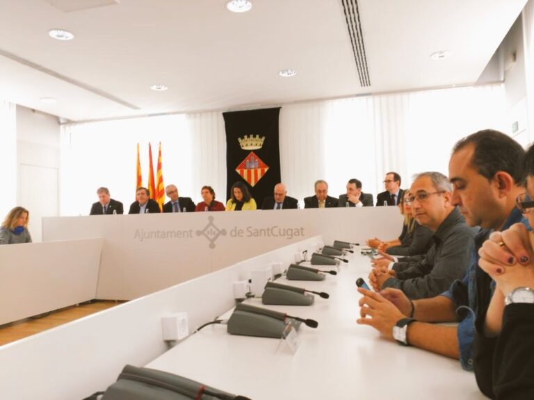 Sindicalistes, amb Javier Pacheco secretari general de la Federació d'Indústria en primer pla, empreses i autoritats en l'acte de la firma de l'acord foto: CCOO