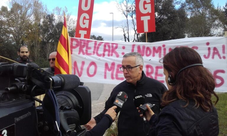 Un representant dels treballadors atèn la premda en la concentració de Preicar foto: UGTgi