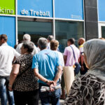 Treballadors davant d'una oficina del SOC, Foto: Barcelona Activa