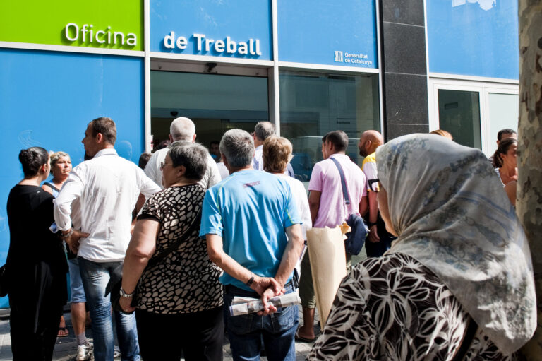 Treballadors davant d'una oficina del SOC, Foto: Barcelona Activa