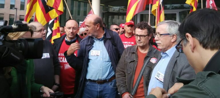 Ricardo Verger, entre Gallego i Toxo a les portes del jutjat foto: Tomeu Ferrer