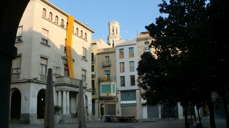 Plaça de l'Ajuntament de Figueres foto: foto AlbertJB CC BY-SA 3.0