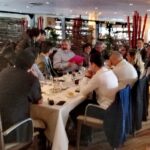 Moment en què una cambrera lliura la felicitació al director de l'Hotel Foto: col·lectiu de cambreres de pis