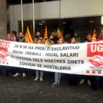Concentració a les portes del departament de Treball en suport de les cambreres de l'Hotel Hilton foto: UGT