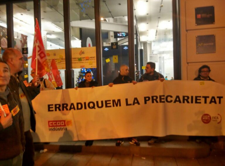 concentració de delegats de CCOO i UGT davant la botiga de Movistar : Foto Tomeu Ferrer