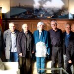 L'alcadessa, Dolors Sabater, a la seva esquerra Oriol Romances i El regidor de l'Àrea econòmica, Àlex Mañas, que és el segon de la dreta, junt amb membres d'ASCA foto Ajuntament de Badalona