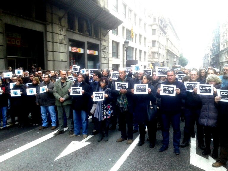 Acte de record als agents forestals morts, davant la seu de CCOO a Barcelona