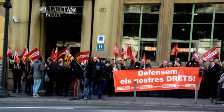 Concentració de treballadors davant de l'Hotel Exe Laietana del grup Hotusa foto: TOMEU FERRER