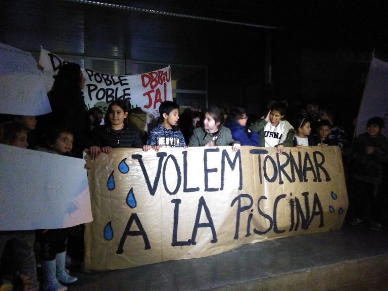 Els nens i nenes junt amb els treballadors, els principals perjudicats pel tancament del poliesportiu de Sant Adrià foto: CCOO