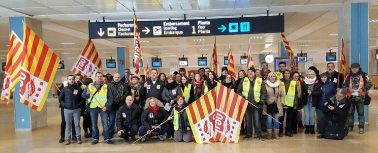 Treballadors de seguretat de l'Aeroport de Girona, concentrats reclamant els seus salaris endarrerits foto: UGTgI