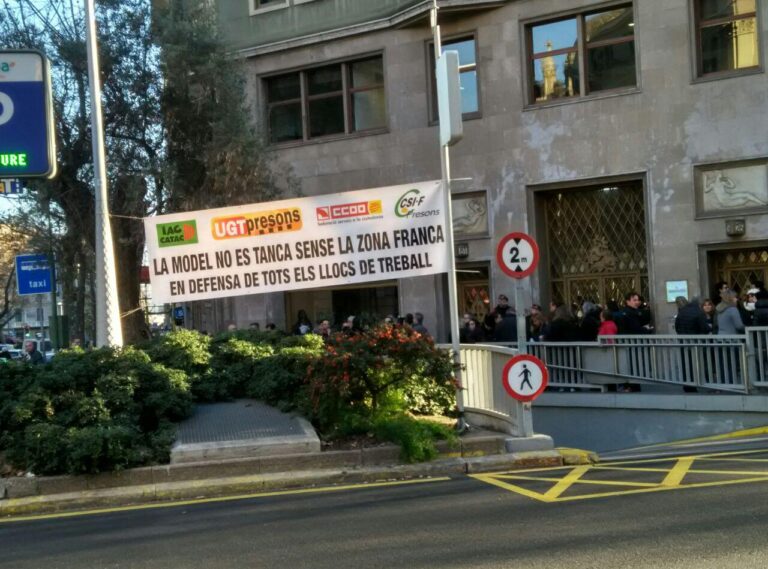 Els manifestants han penjat una pancarta davant la seu del Departament de Justícia : Foto TOMEU FERRER