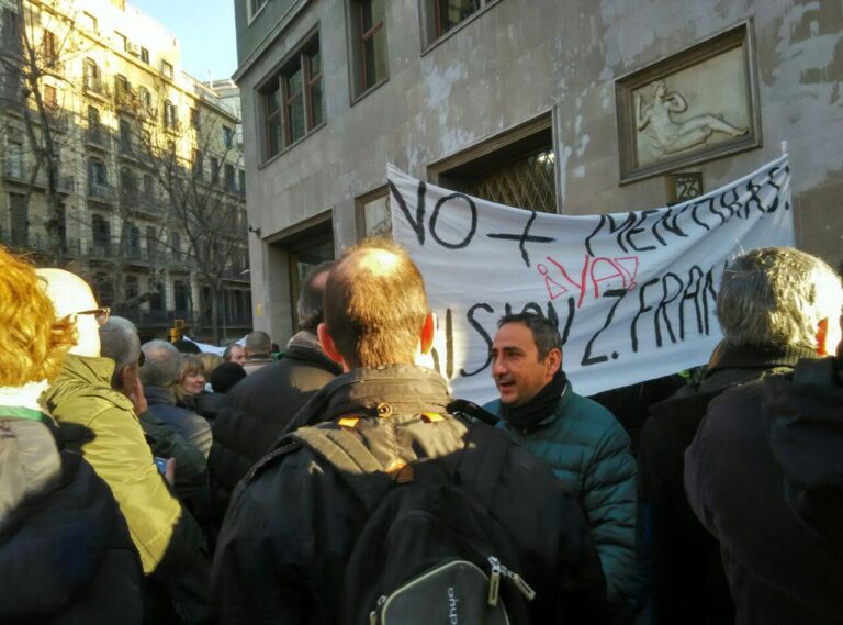 Concentració de treballadors de la Modelo davant la seu de Justícia foto: TOMEU FERRER