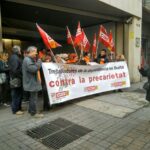 Imatge de la concentració de treballadors de la dependència davant la seu de Treball foto: TOMEU FERRER