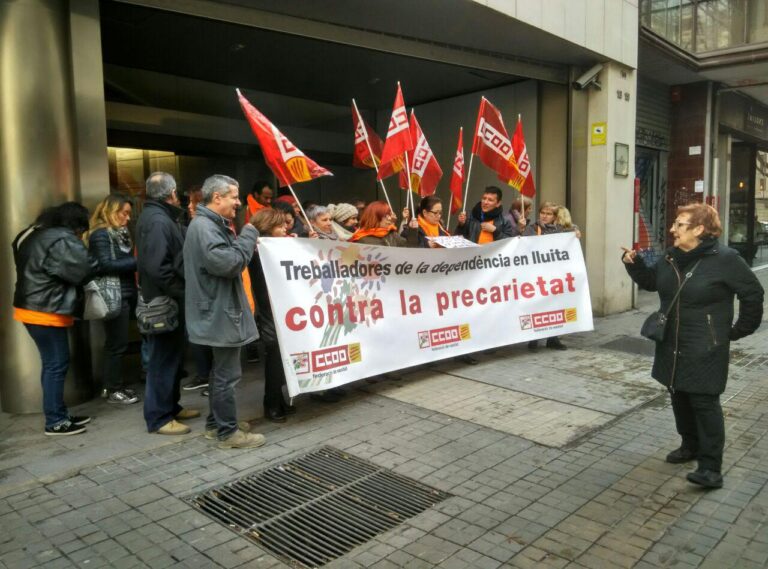 Imatge de la concentració de treballadors de la dependència davant la seu de Treball foto: TOMEU FERRER