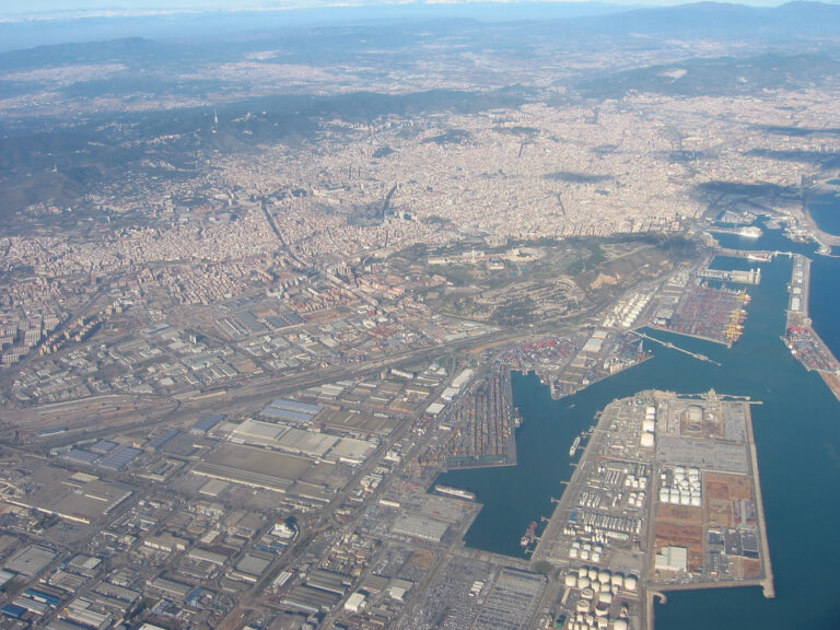 Vista eèria del Port de Barcelona By Pablo Nicolás Taibi Cicaré from León, Spain - Barcelona, CC BY 2.0,