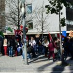 Piquet de treballadors del grup Quirón davant la clínica situada a la plaça Alfons Comín foto: Tomeu Ferrer