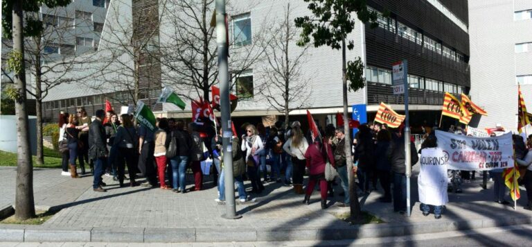 Piquet de treballadors del grup Quirón davant la clínica situada a la plaça Alfons Comín foto: Tomeu Ferrer