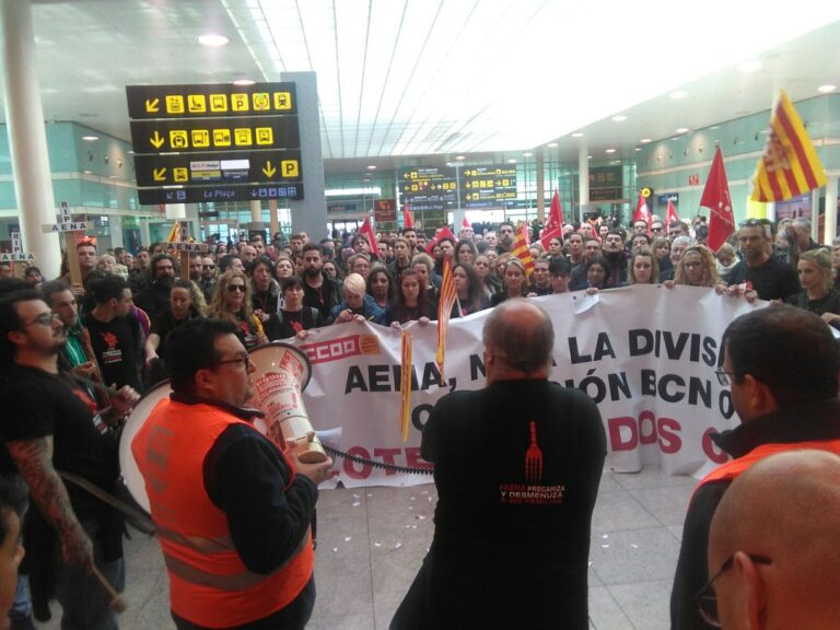 Concentració de treballadors de PansFood i d'Hostaleria a la terminal 2 de l'Aeroport del Prat