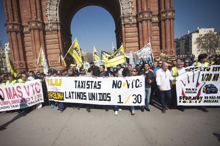 Capçalera de la manifestació de taxistes contra la competència deslleial fotot: ROBERT BONET