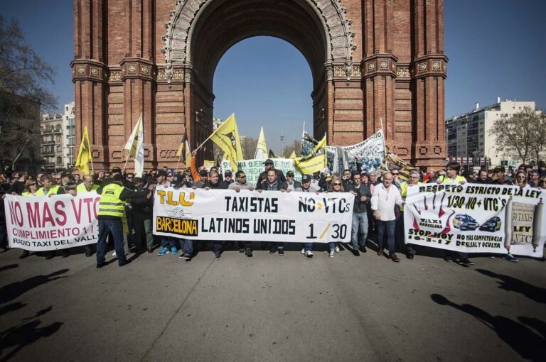 Els taxistes a la sortida de la manifestació ap al Parlament foto: ROBERT BONET