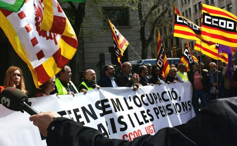 Gallego es dirigeix als concentrats davant de Foment foto: Tomeu Ferrer